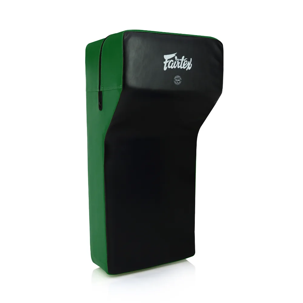 Fairtex Handheld Pad FS6 — Black/Green, страничен изглед, готов за тренировка