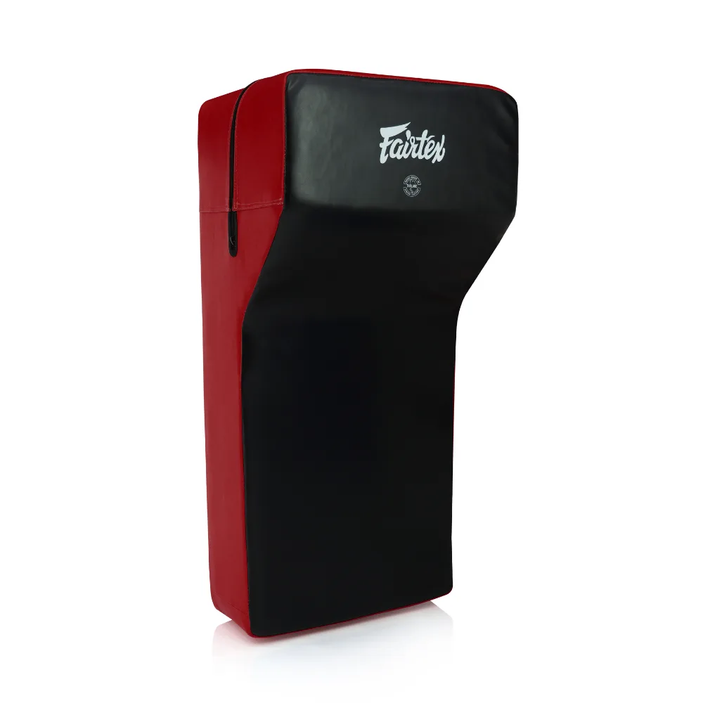 Fairtex Handheld Pad FS6 в черно и червено, държан от треньор, готов за тренировка с удари