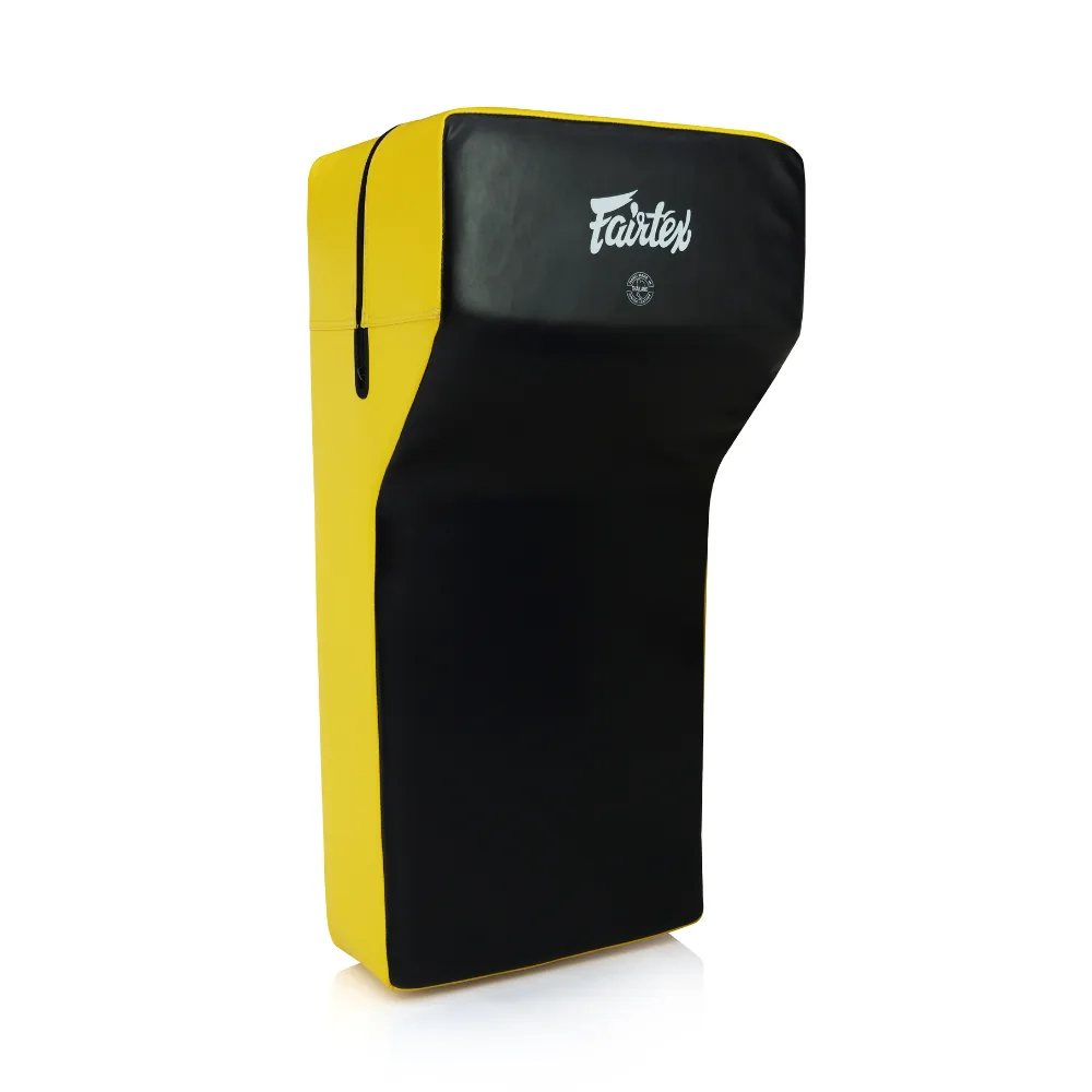Fairtex Handheld Pad FS6 в черно и жълто, държана в ръка, готова за тренировка