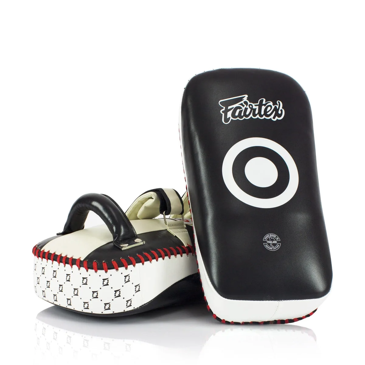 Fairtex Heavy Curved Kick Pads KPLC3 в черен и бял цвят, изглед отпред, показващ извитата форма и логото на Fairtex