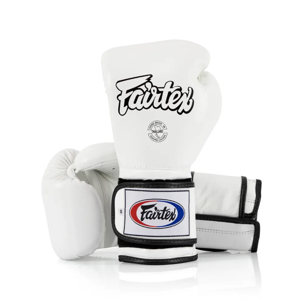 Бели боксови ръкавици Fairtex BGV9 Heavy Hitter's Mexican Style, показани отпред, с логото на Fairtex на маншета.