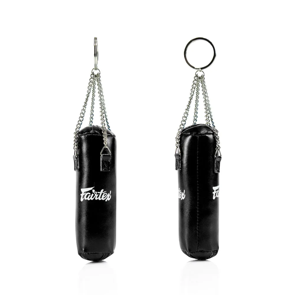 Черен ключодържател Fairtex във формата на боксов чувал с лого на Fairtex, закачен на метален пръстен.