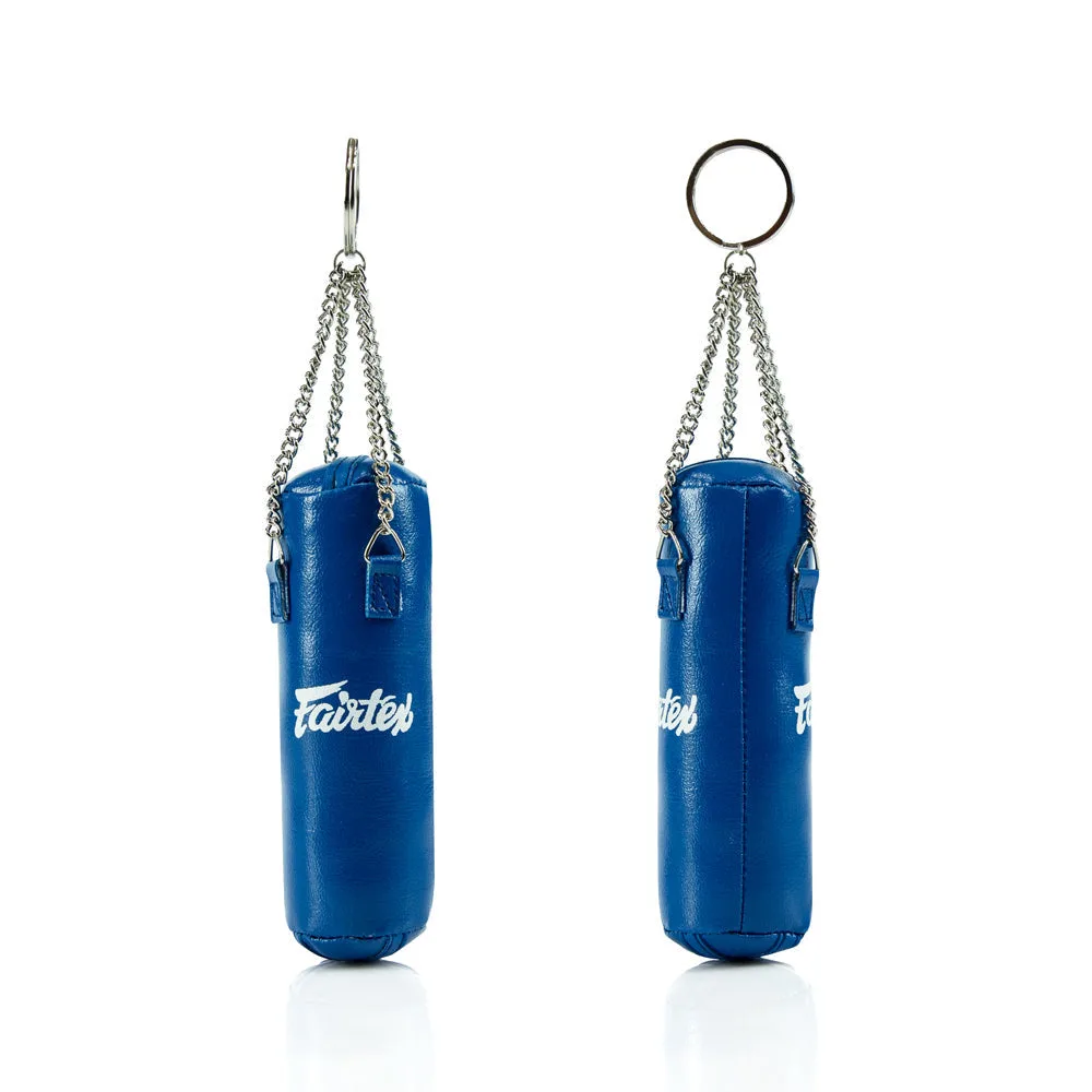 Син ключодържател Fairtex Heavy Bag, изобразяващ миниатюрен боксов чувал, с логото на Fairtex