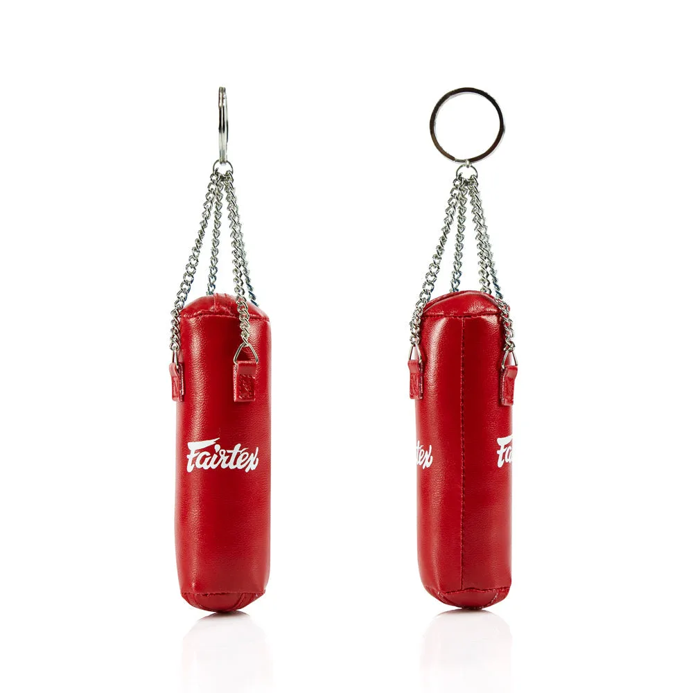Червен ключодържател Fairtex във формата на боксова круша, закачен на метален пръстен, върху неутрален фон.