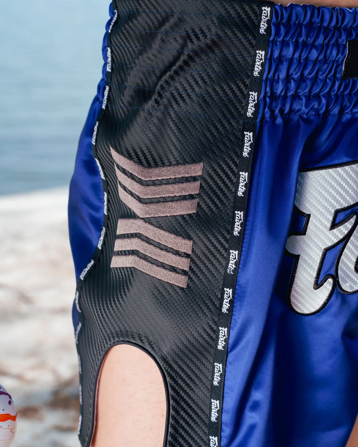 Страничен изглед на шортите Fairtex Arokaya Special - Blue Phantom, подчертаващ високите странични цепки за максимална гъвкавост.