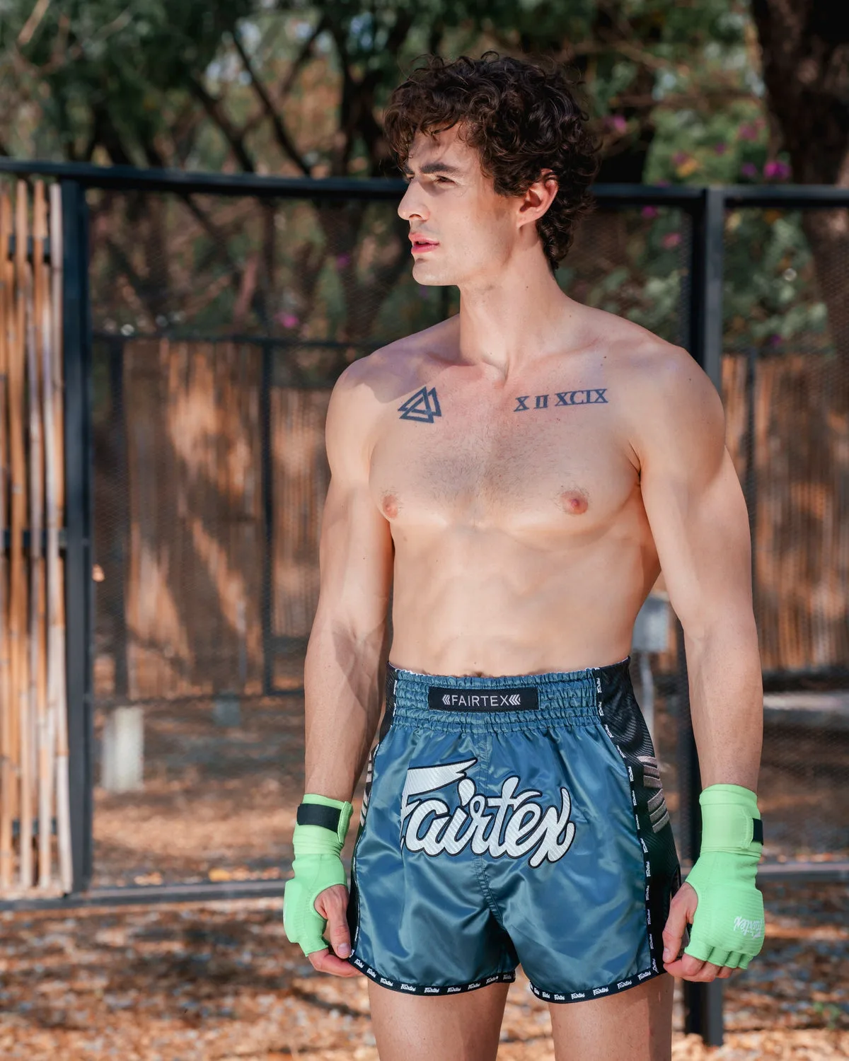 Мъжки шорти за кикбокс Fairtex Arokaya Special в цвят Teal Phantom, показани отпред, с акцент върху дизайна и високите цепки.