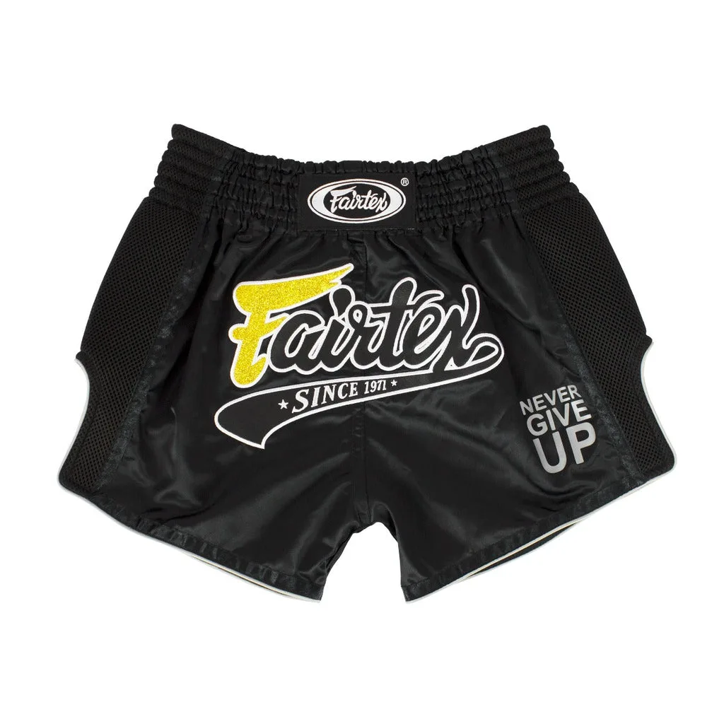 Fairtex Kickboxing Shorts Black Never Give Up BS1708 – черни шорти за кикбокс с лого на Fairtex и надпис „Never Give Up“ на крачола