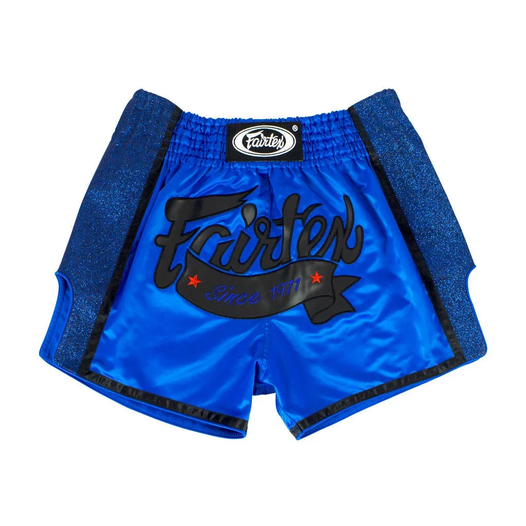 Яркосини кикбокс шорти Fairtex BS1702, с логото на Fairtex и традиционен дизайн за муай тай.