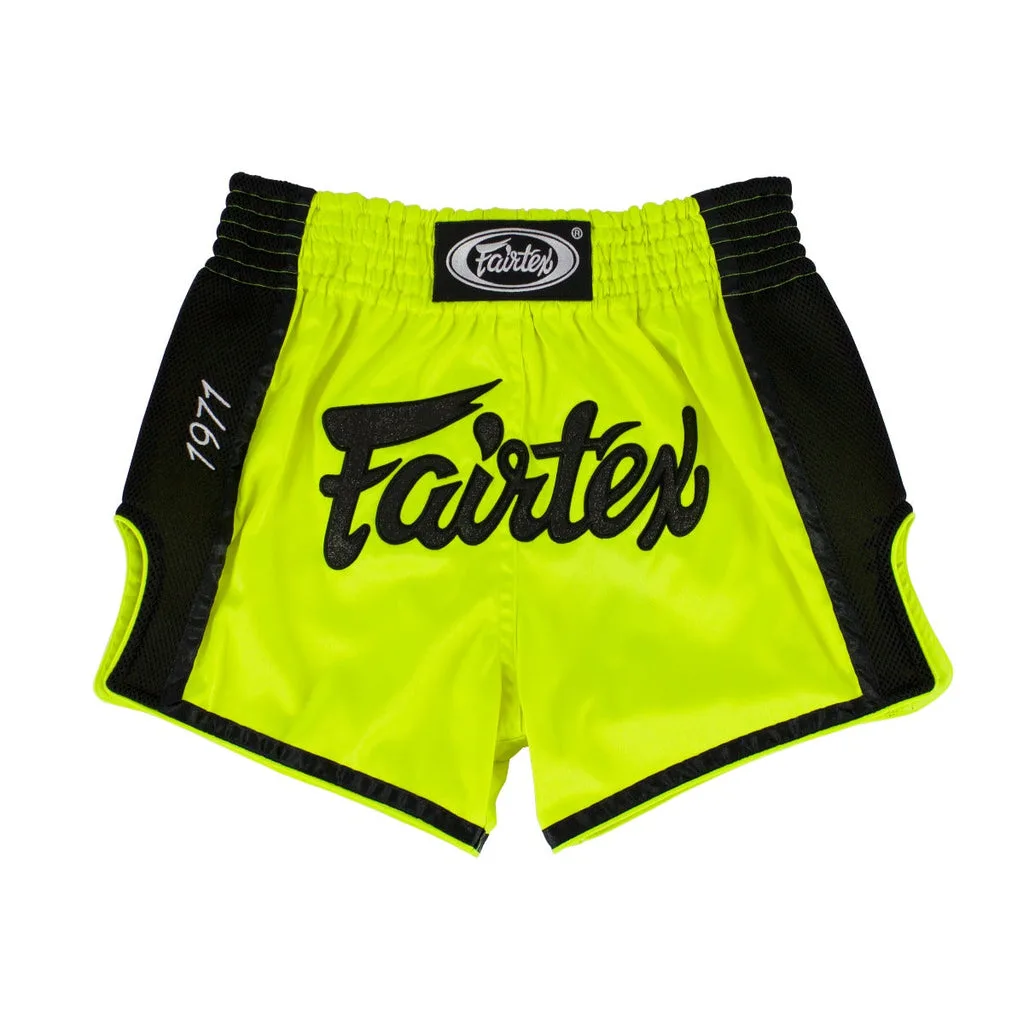 Fairtex Kickboxing Шорти BS1706 в лайм зелено на бял фон, показващи контрастни черни кантове и ластичен колан.