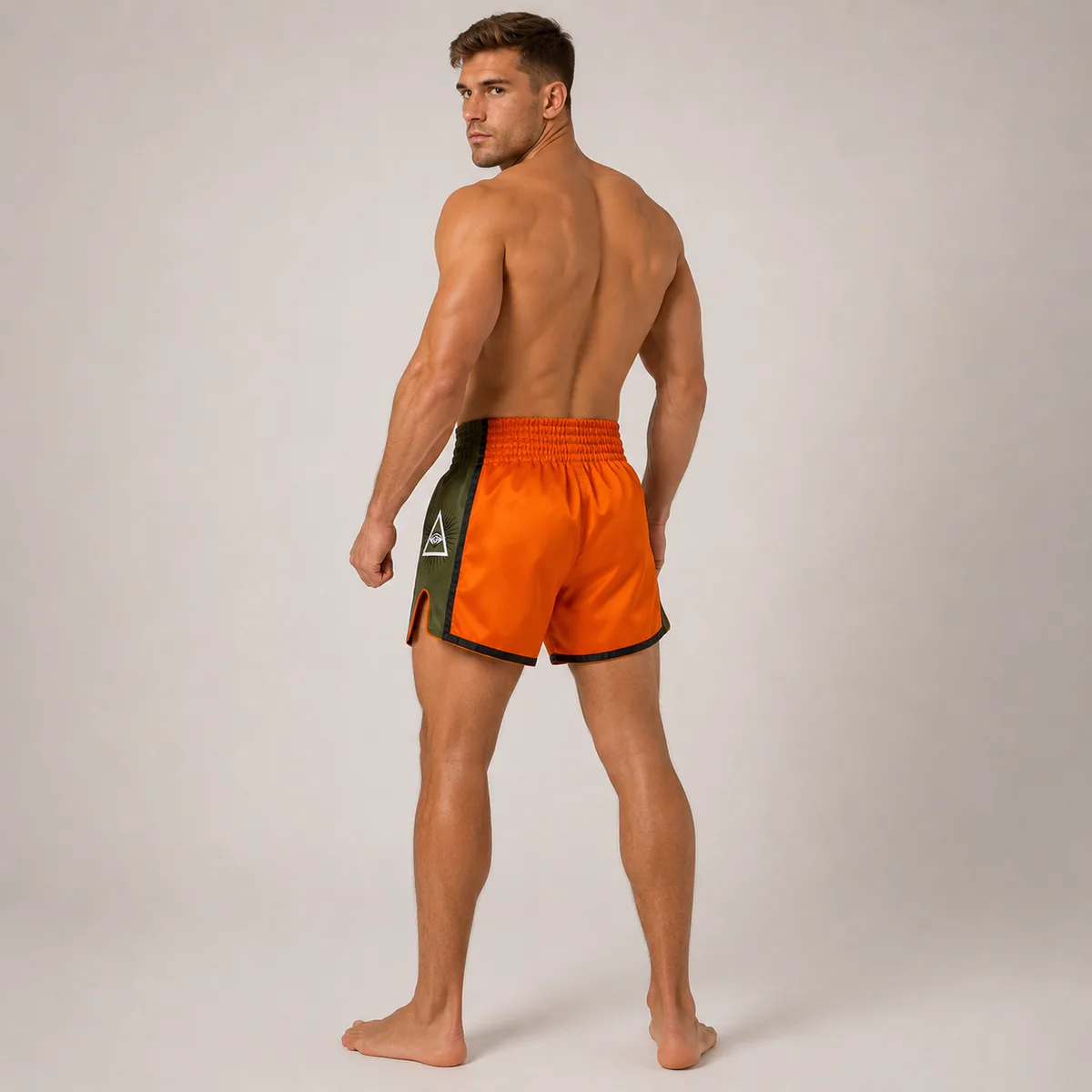 Оранжеви шорти Fairtex BS1705, сгънати, показващи логото на Fairtex
