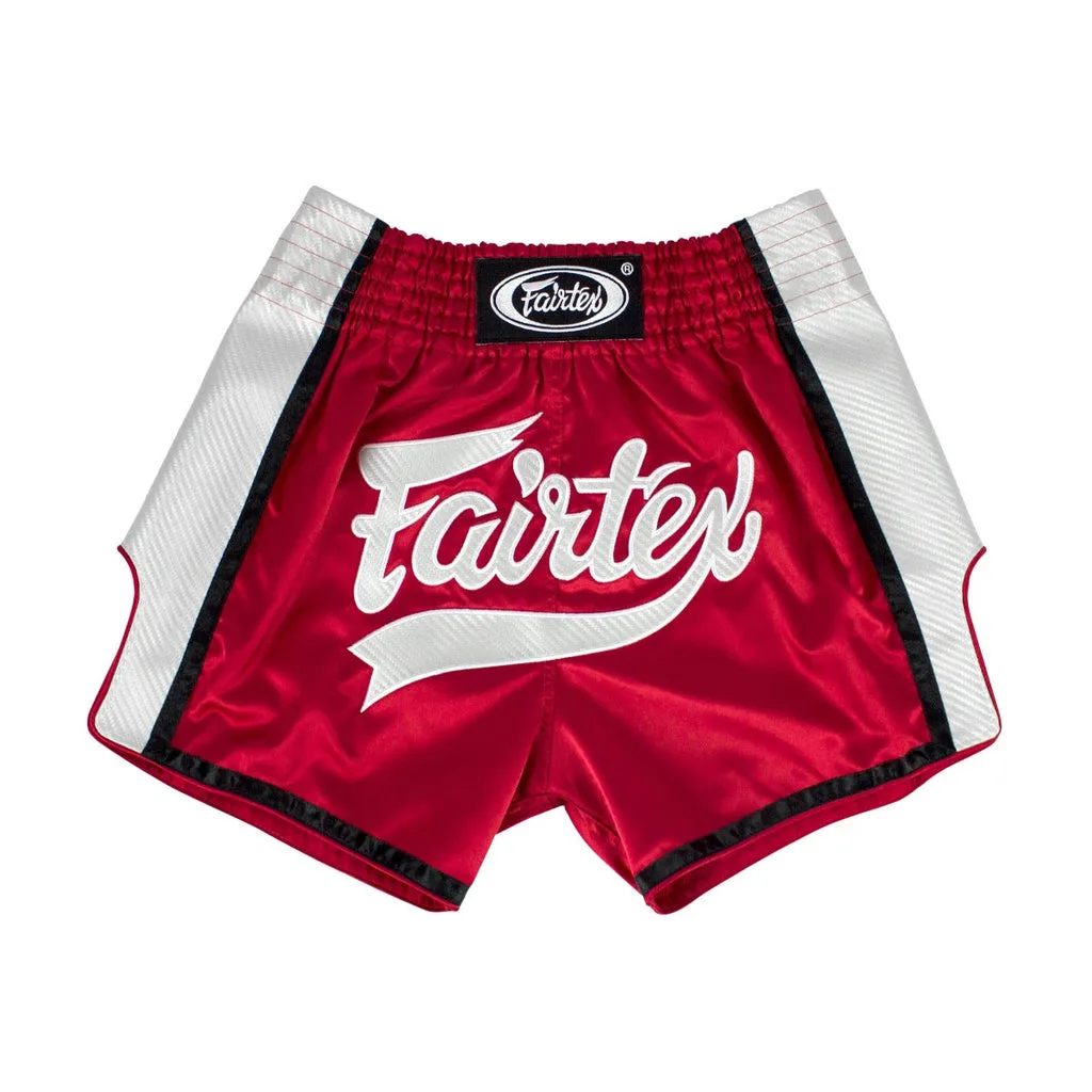 Червено-бели шорти за кикбокс Fairtex BS1704 с бяло лого на Fairtex, показани фронтално.