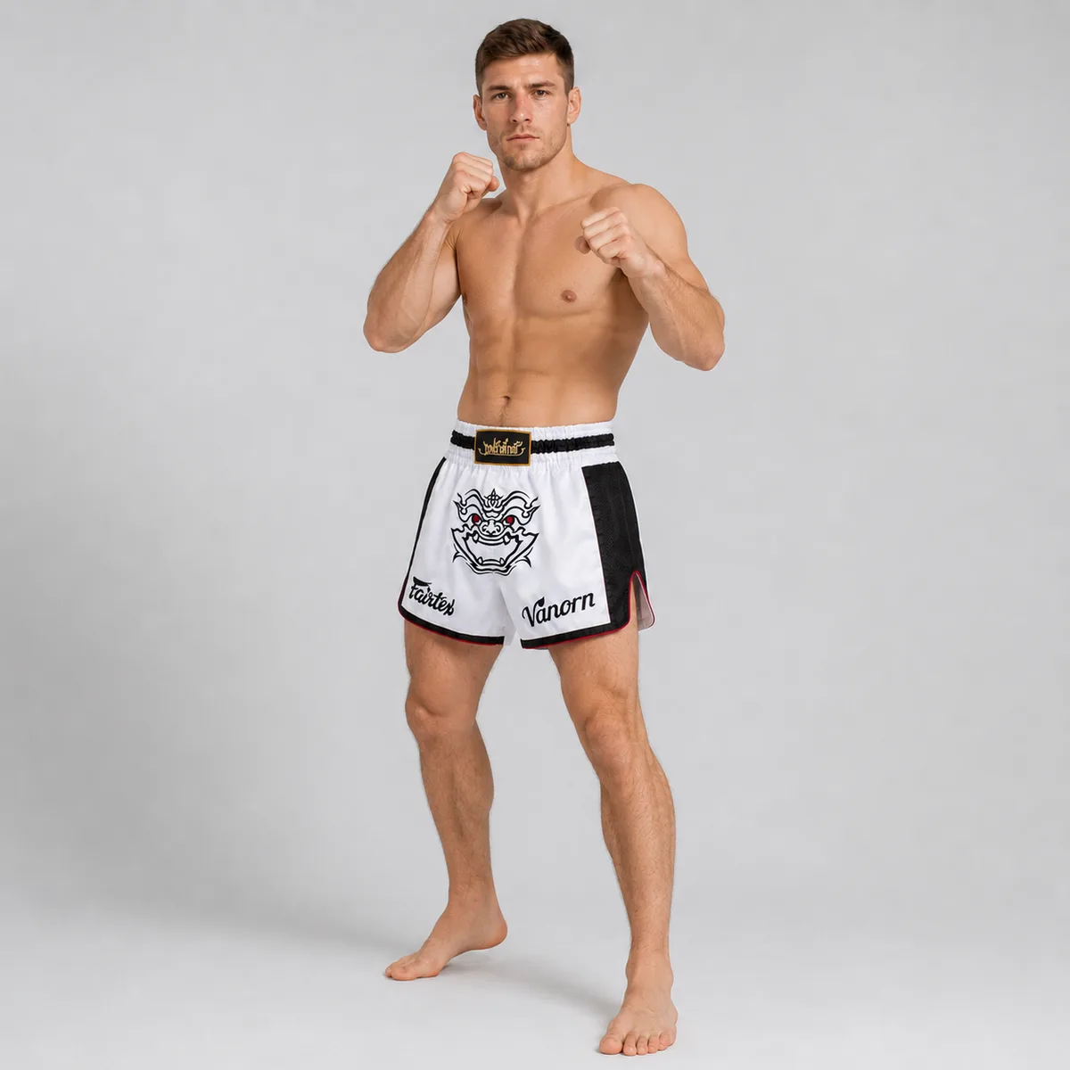 Детайлен изглед на графиката на Царя на маймуните върху белите Fairtex шорти