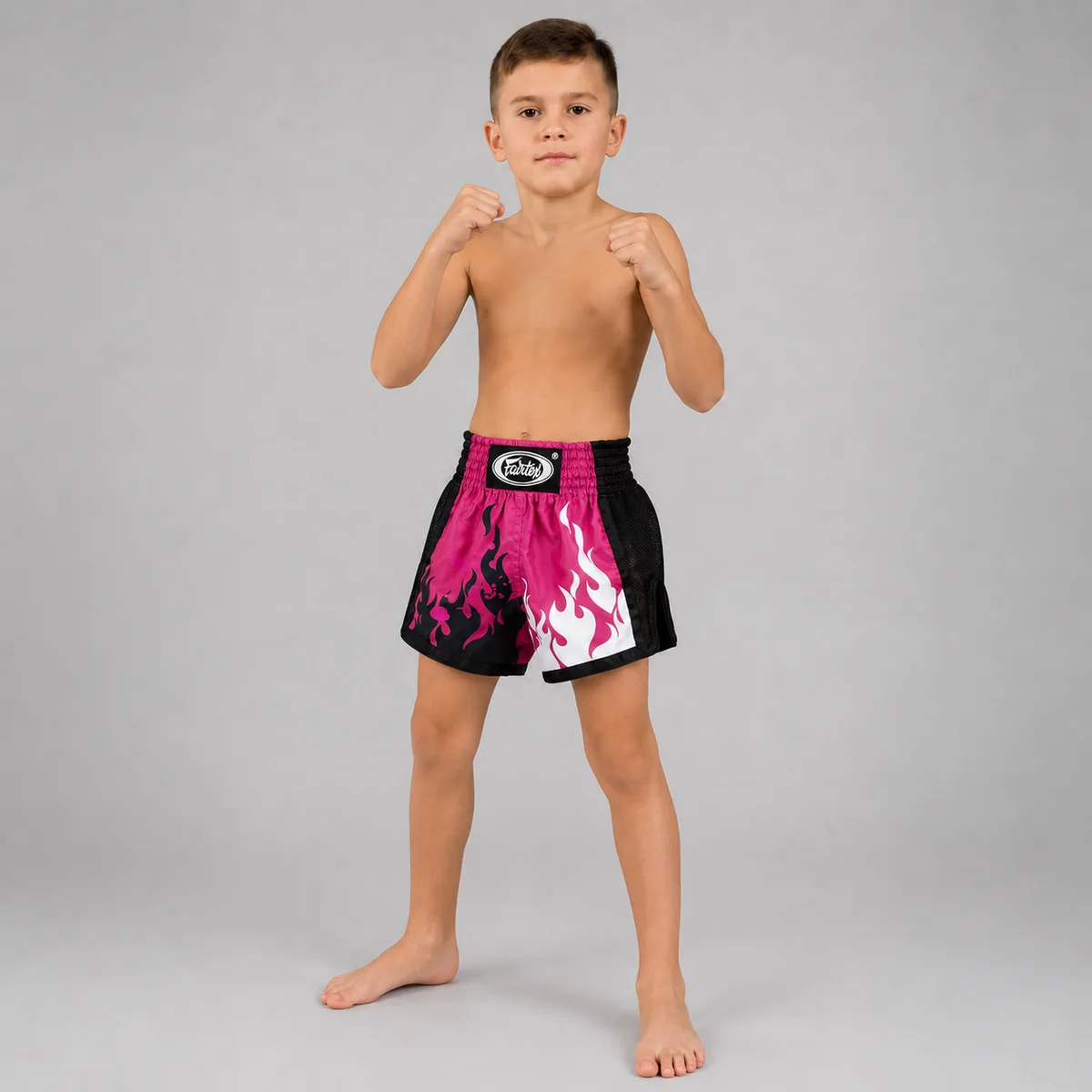 Детайлен план на материята и кантовете на детски шорти Fairtex Eternal Flame, показващ качеството на изработка.