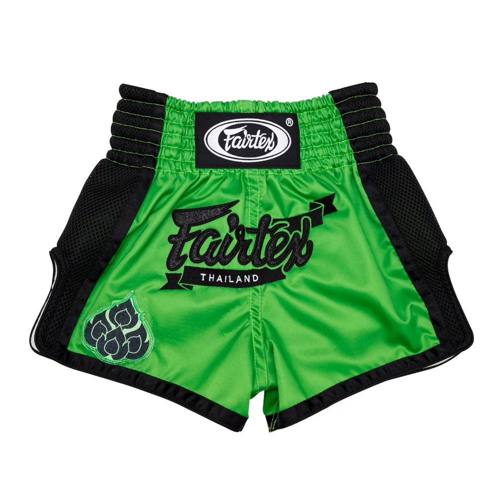 Детски шорти Fairtex Kids Muay Thai Shorts Siam BSK2106 в зелено и черно, с логото на Fairtex и надпис Siam, показващи страничните цепки и сатенена текстура.