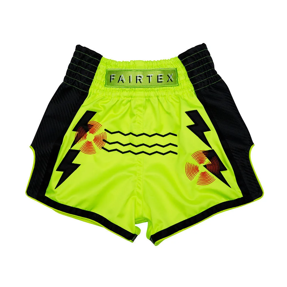 Детски шорти за Муай Тай Fairtex Kids Sonar BSK2105 в сив цвят, с високи цепки и надпис Fairtex на талията.