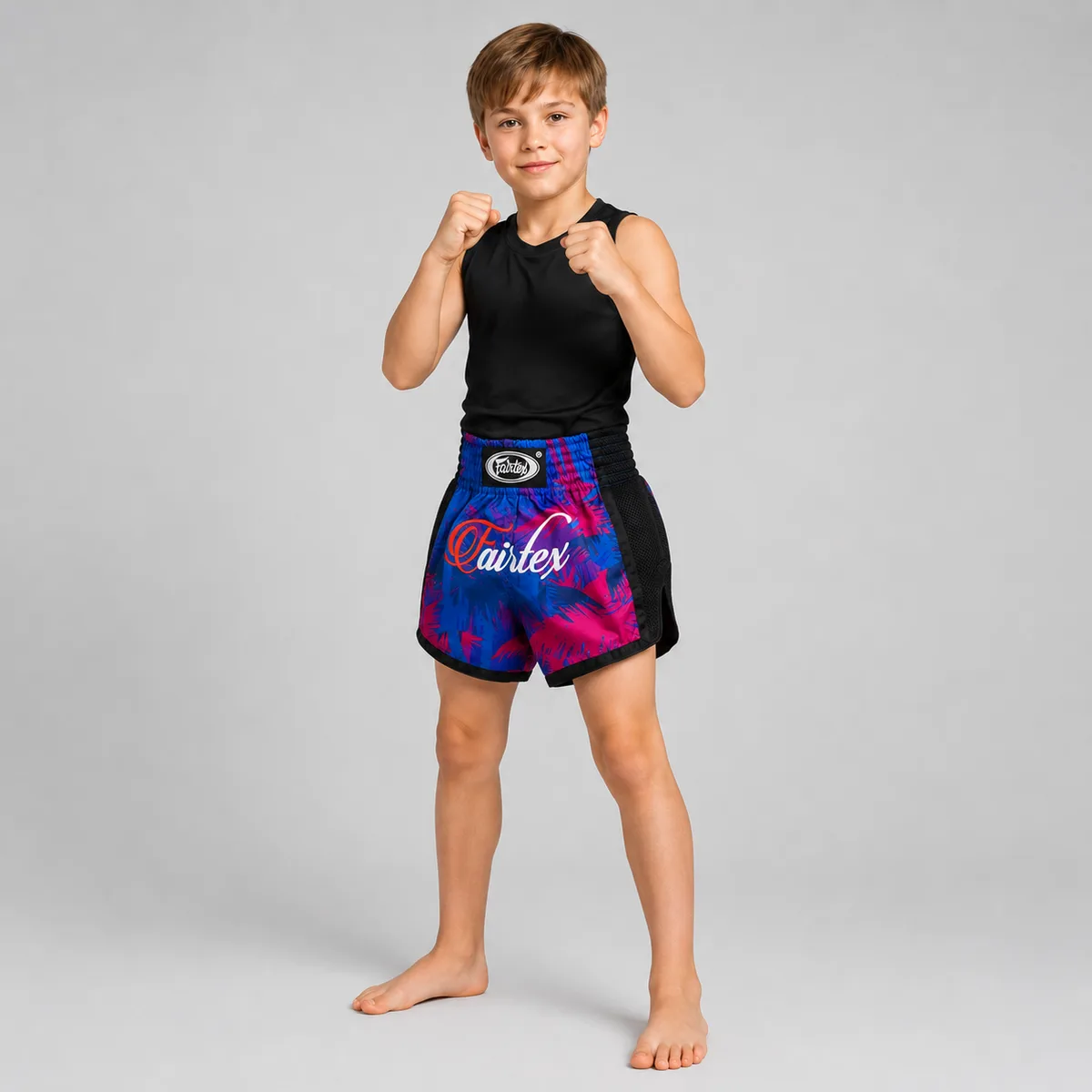 Детайлен изглед на материята и логото на Fairtex върху детски шорти Summer BSK2102