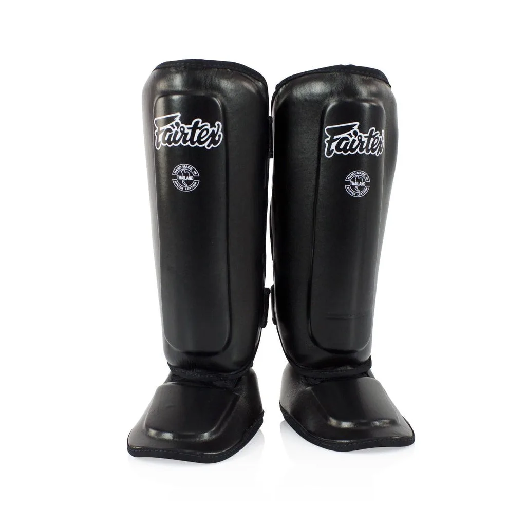 Детски протектори за крака Fairtex Kids SPK9 в черен цвят, показани отпред.