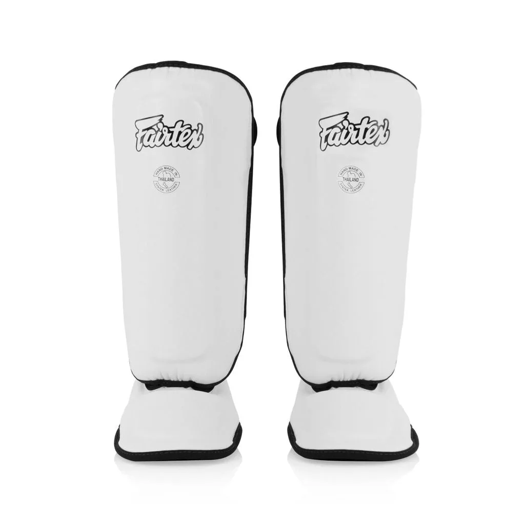 Бели детски протектори за крака Fairtex Kids SPK9, показани отпред