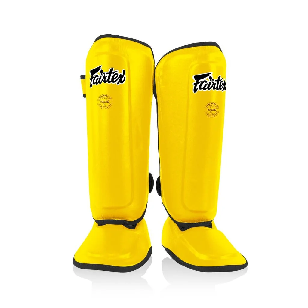 Детски протектори за крака Fairtex SPK9 в ярко жълт цвят, изглед отпред, показващ подсилената защита на пищяла и стъпалото.