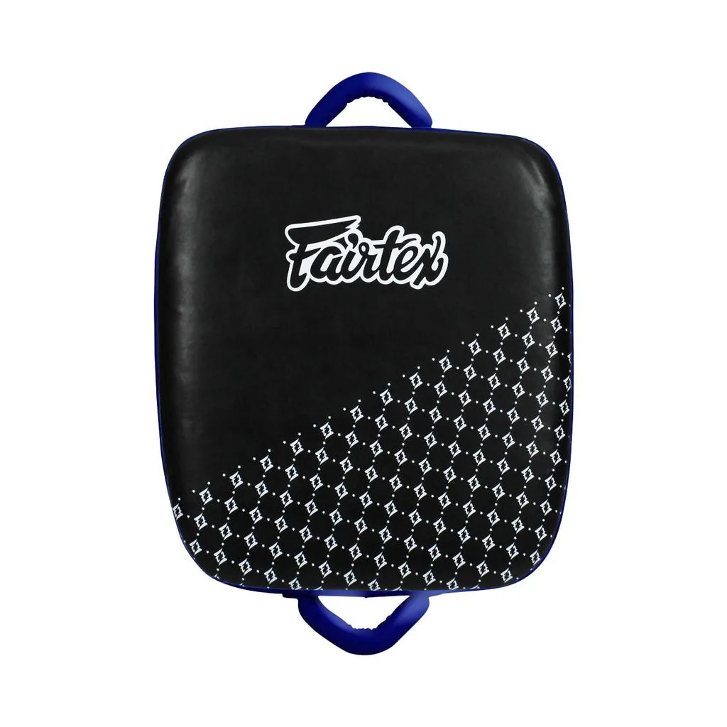Fairtex Leg Kick Pad LKP1 - Thai Suitcase в черен и син цвят, сниман отпред
