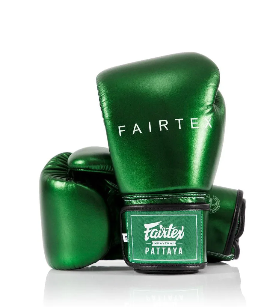 Зелени металик боксови ръкавици Fairtex BGV22 с логото на Fairtex, показани отпред