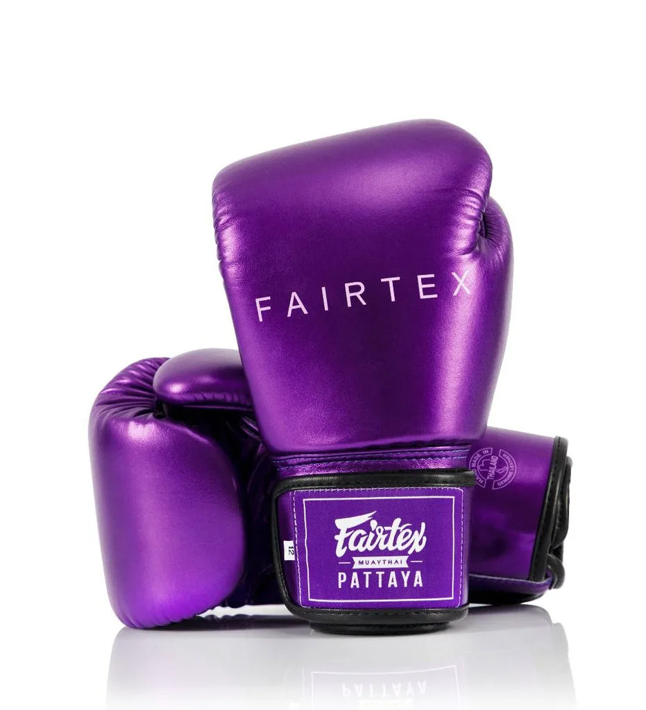 Лилави боксови ръкавици Fairtex Metallic BGV22, изработени от микрофибър, с металически блясък, на бял фон