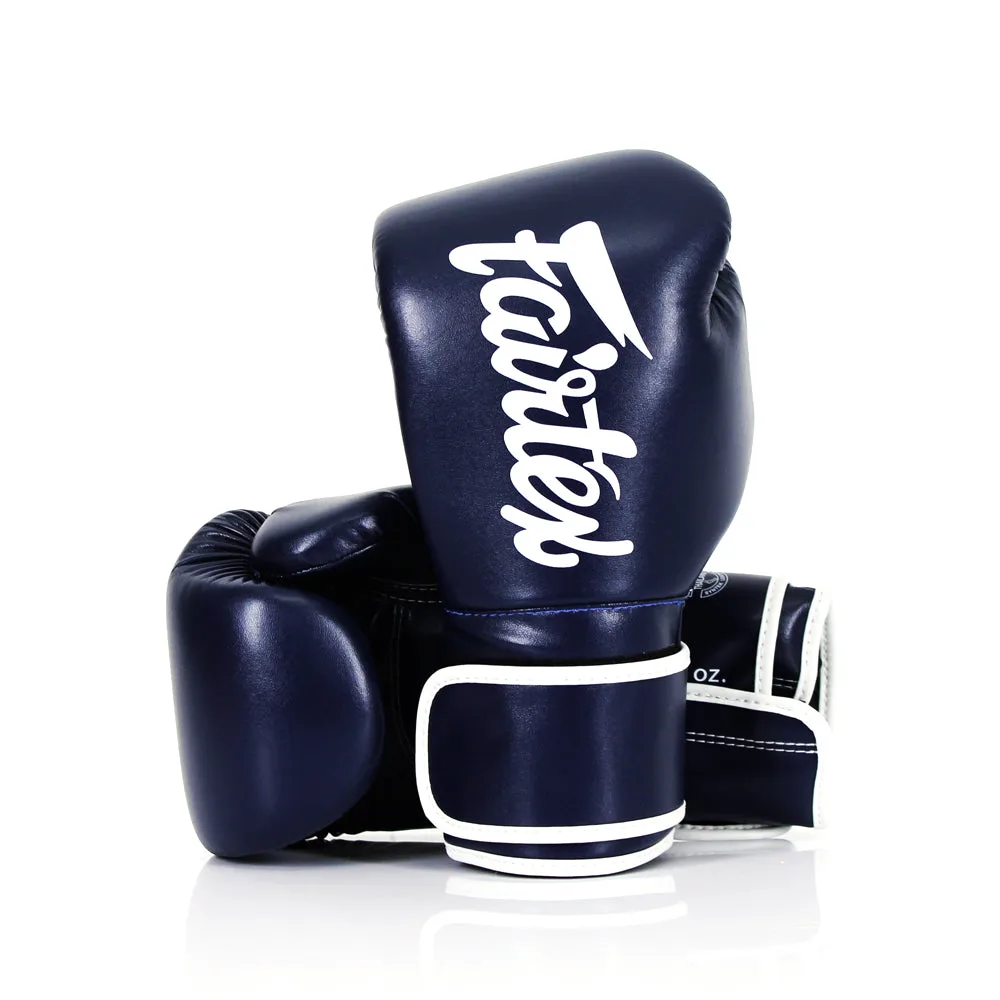 Сини микрофибърни боксови ръкавици Fairtex на бял фон