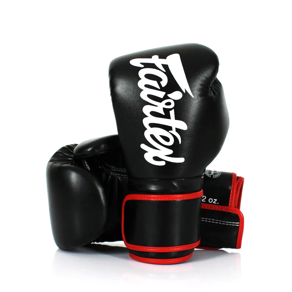 Черни детски боксови ръкавици Fairtex Microfiber на бял фон