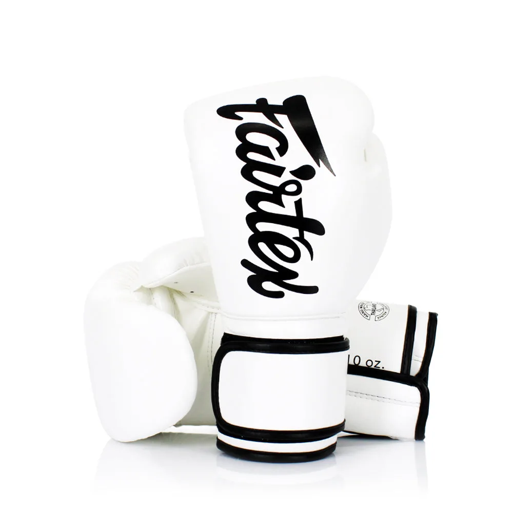 Бели микрофибърни боксови ръкавици Fairtex Microfiber на бял фон
