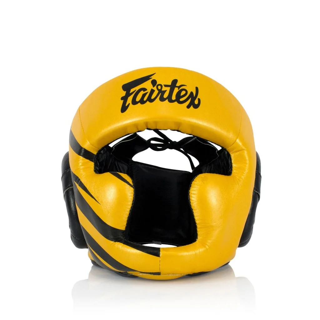 Страничен изглед на златист протектор за глава Fairtex HG16-M1, подчертаващ дизайна на ухото и микрофибърната текстура.