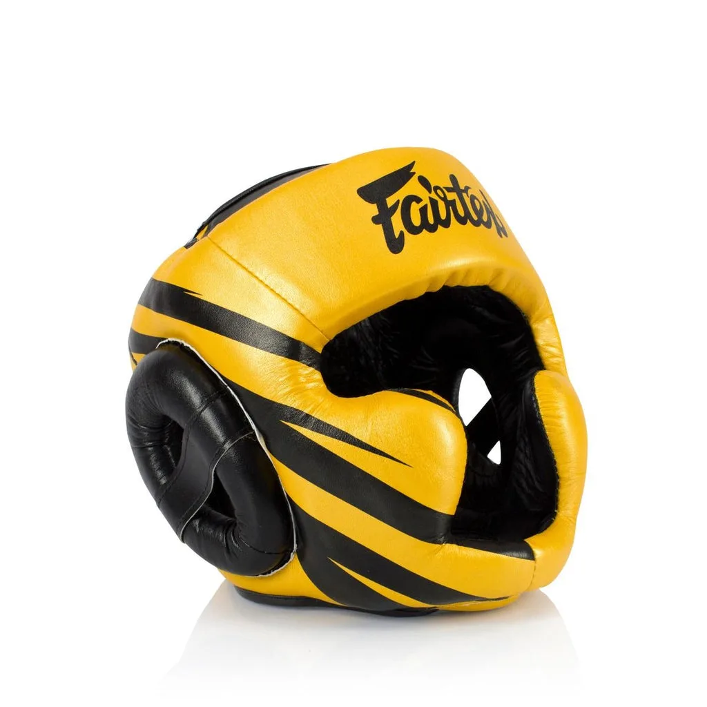 Златист протектор за глава Fairtex HG16-M1, изглед отпред, показващ подплатата на челото и логото.