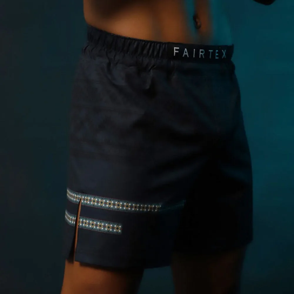 Fairtex MMA Шорти „Blackfeet“ – черен модел с дискретен тъмен принт и лого на колана, показани на бял фон