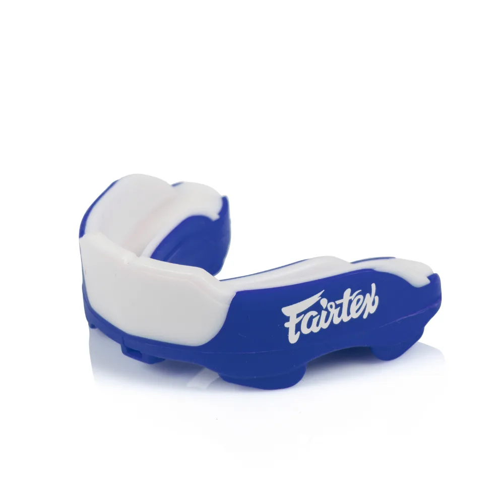 Син протектор за уста Fairtex MG3, показан отблизо
