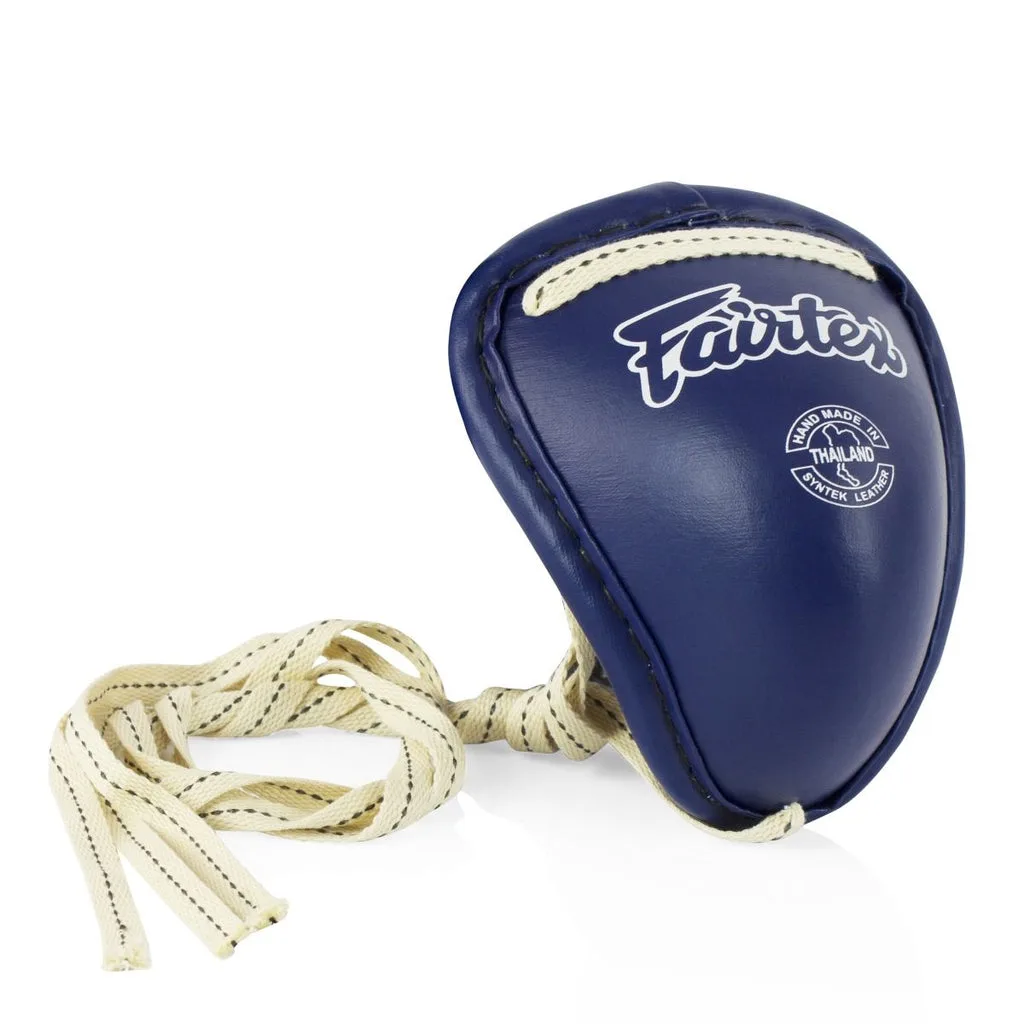 Син протектор за слабини Fairtex Muay Thai Protective Cup GC2, показан отпред