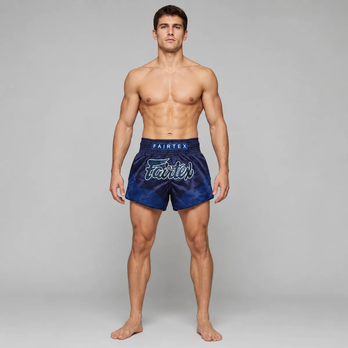 Детайлен план на логото на Fairtex и текстурата на синята микросатен материя на шортите