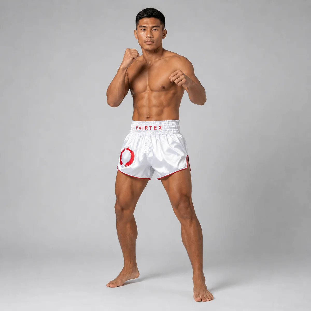 Детайл на логото и дизайна Enso на белите Fairtex Muay Thai Шорти