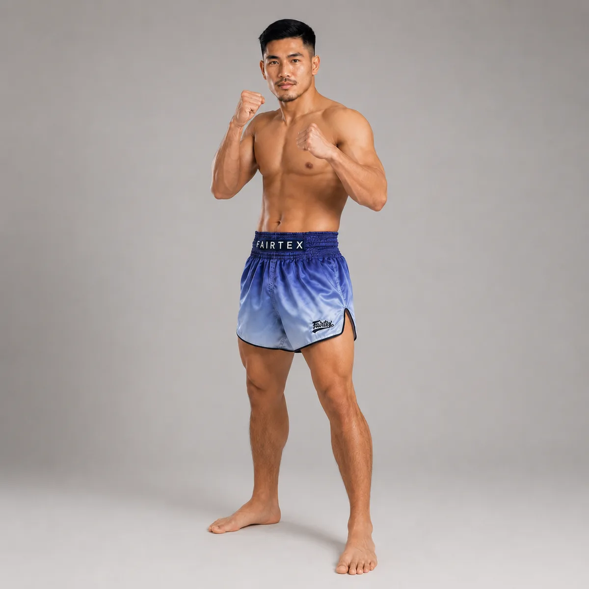Заден изглед на сините шорти Fairtex FADE BS1905, показващ логото