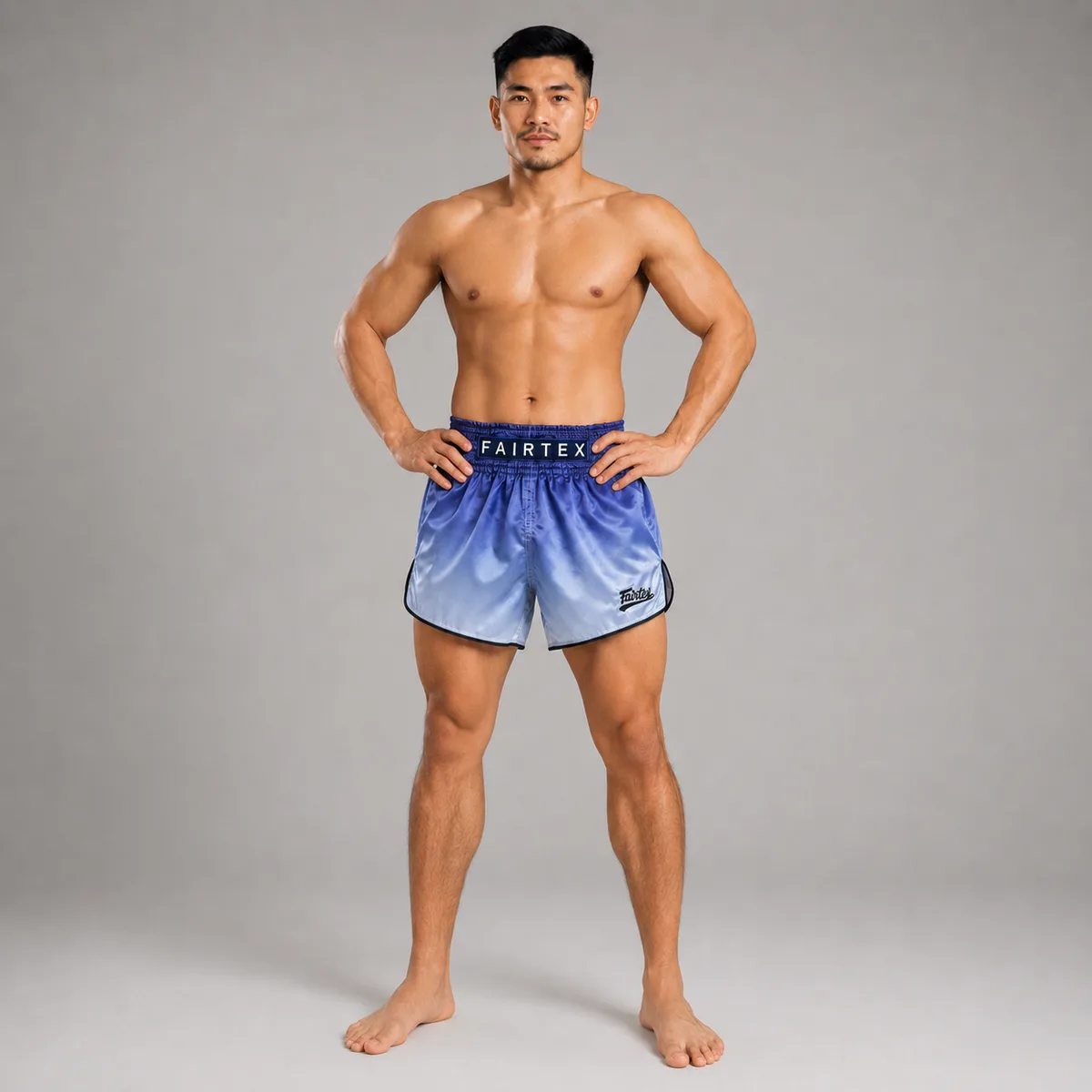 Снимка на модел, носещ Fairtex Muay Thai Шорти FADE Blue BS1905 по време на тренировка