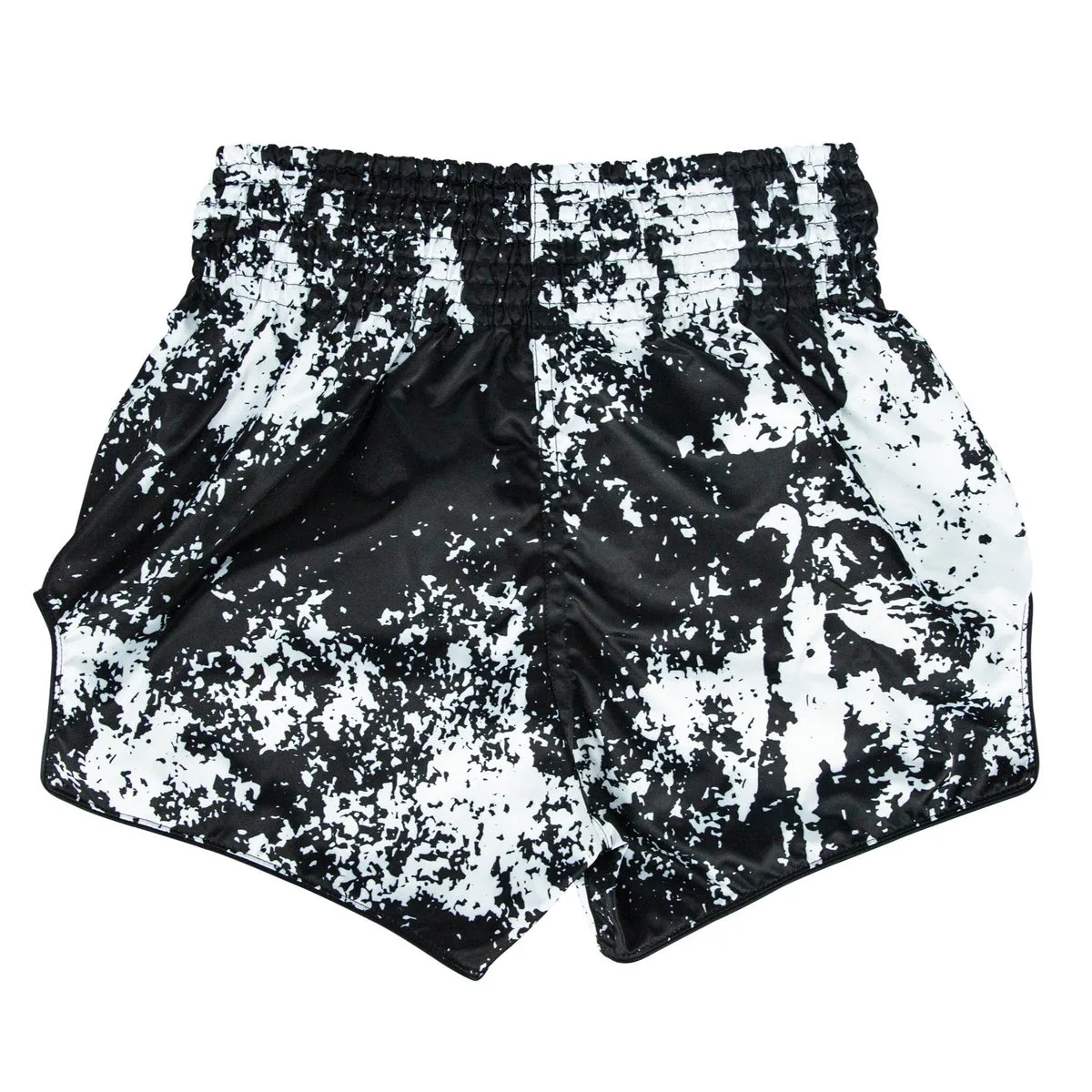 Страничен изглед на шортите Fairtex Grunge Black BS1949, подчертаващ широката кройка за свобода на движение.