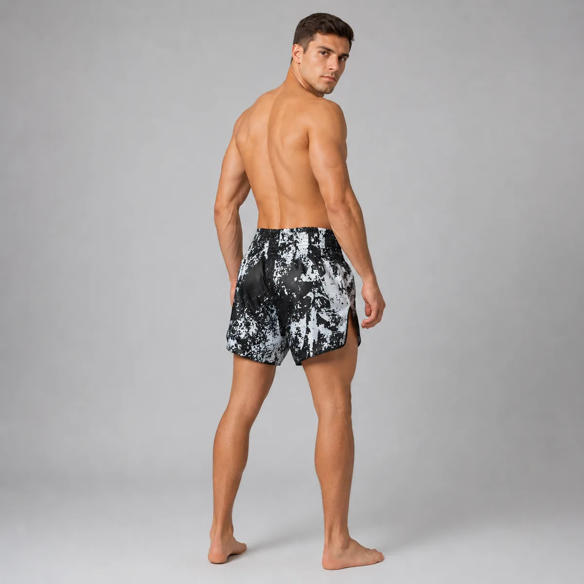 Шорти за муай тай Fairtex Grunge Black BS1949 в действие, върху модел или манекен, демонстриращи как стоят.
