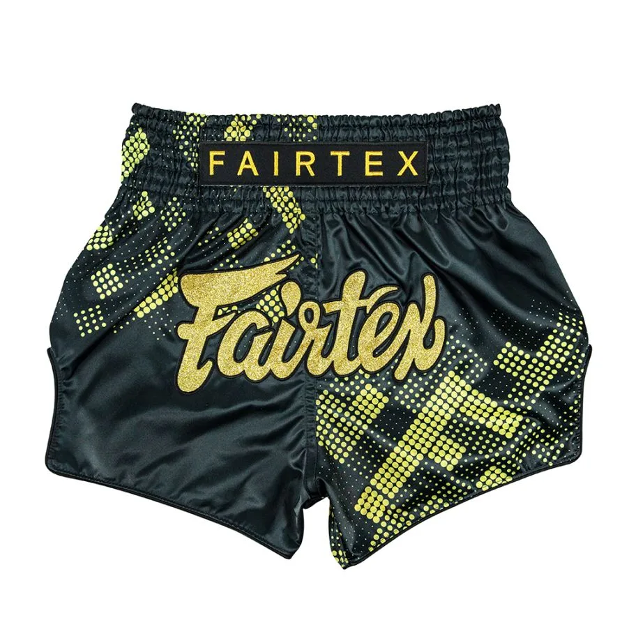 Fairtex Muay Thai Шорти Heart of Gold BS1931 – преден изглед на черни шорти с деликатни златни акценти и логото на Fairtex, показващи кройката и детайлите на дизайна.