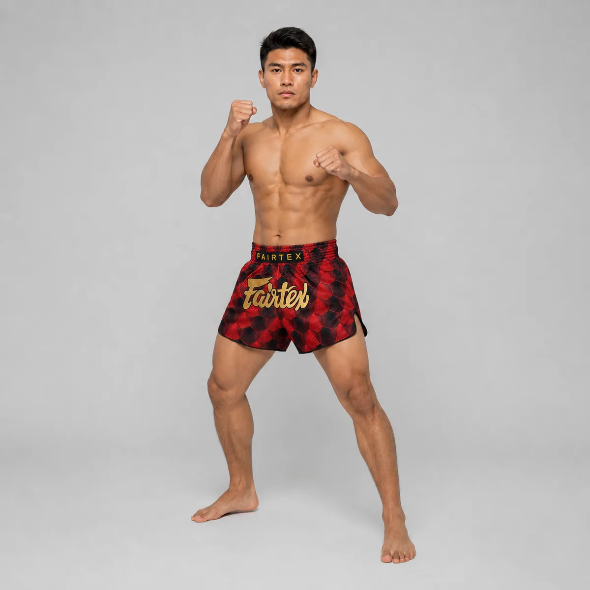 Детайлен изглед на логото Fairtex и материята на шорти Stealth Red