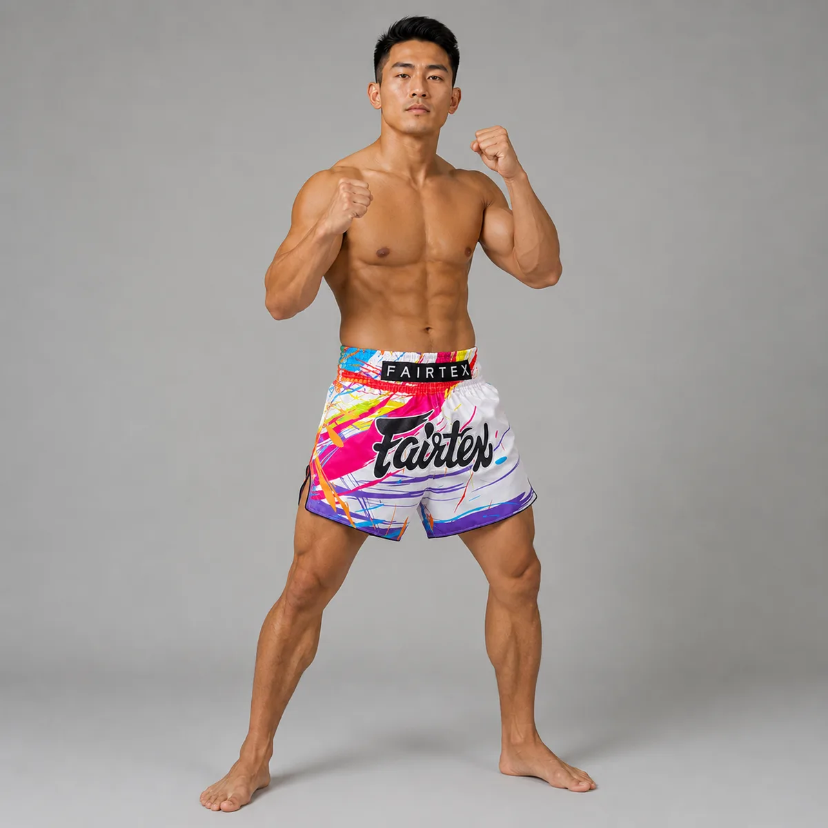 Детайлен изглед на логото Fairtex и материята Micro Satin на белите шорти