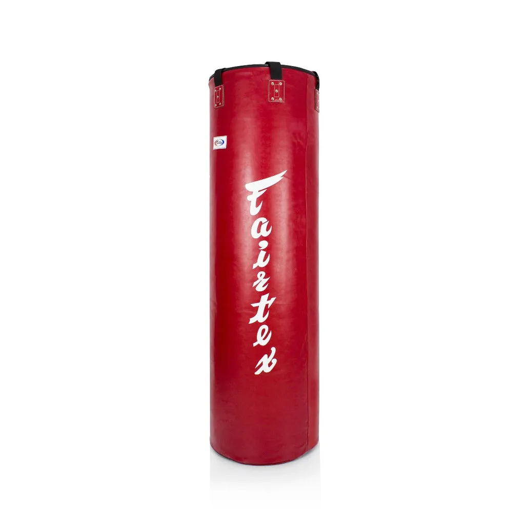 Fairtex Pole Bag 7FT HB7 в червено, висящ в тренировъчна зала, готов за употреба