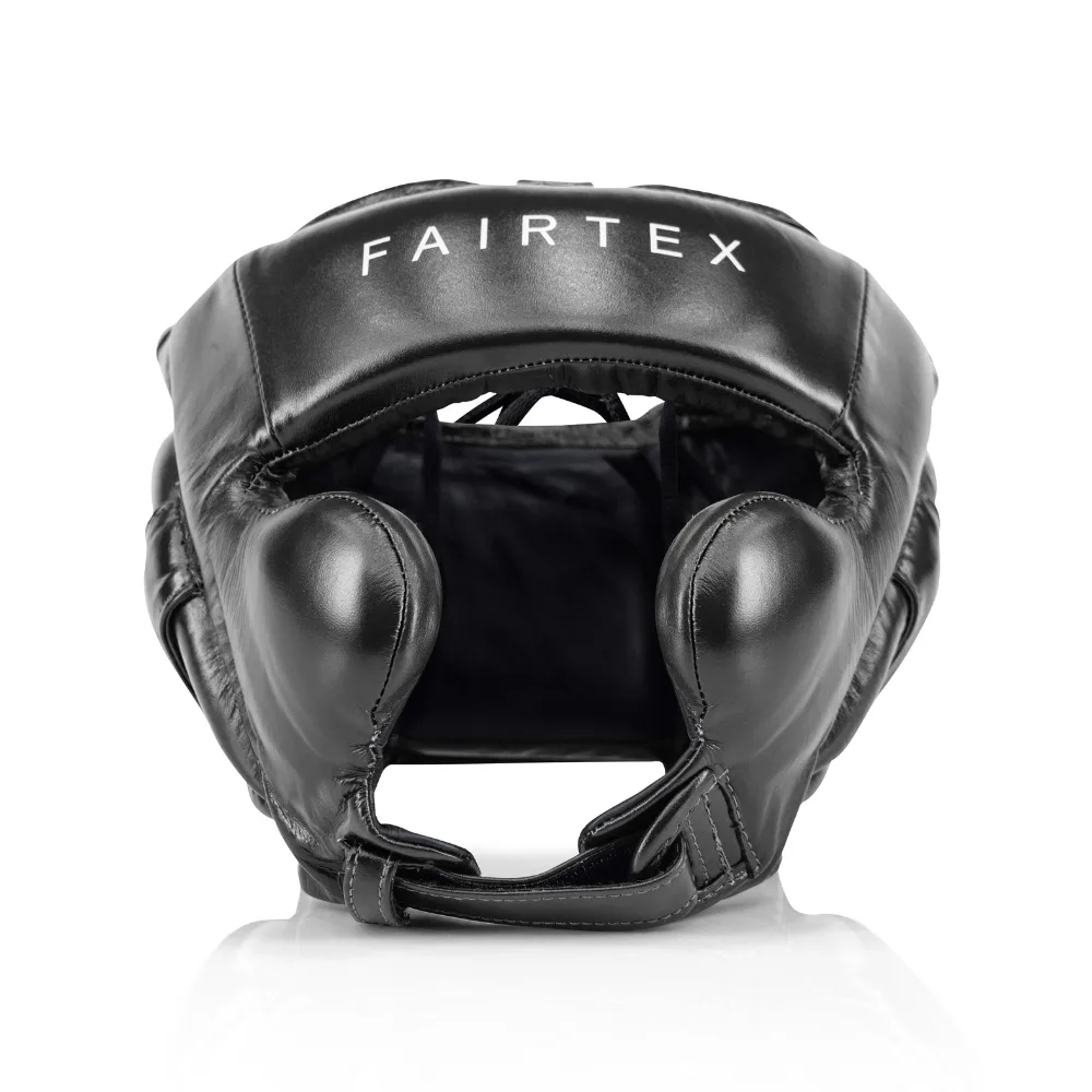 Черен протектор за глава Fairtex Pro Boxing Headguard HG18, показан отпред, с ясно видими зони за защита на бузите, челото и брадичката, както и отвори за очите.