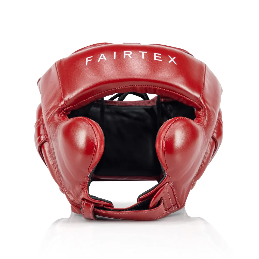 Червен протектор за глава Fairtex Pro Boxing Headguard HG18, показан отпред, с ясно видими зони за защита на бузите и челото.