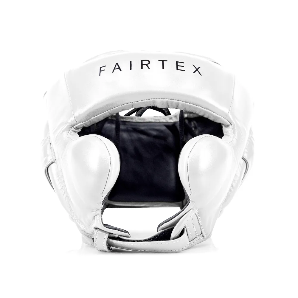Fairtex Pro Boxing Headguard HG18 в бял цвят, показан отпред, с фокус върху отворите за очите и подплатата на челото.