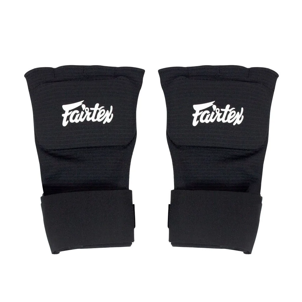 Fairtex Quick Wraps HW3 – черни бързи бинтове за ръце, показани отпред, с ясно видима подплата на кокалчетата и лента за палеца. Изработени от Fairtex, Тайланд.