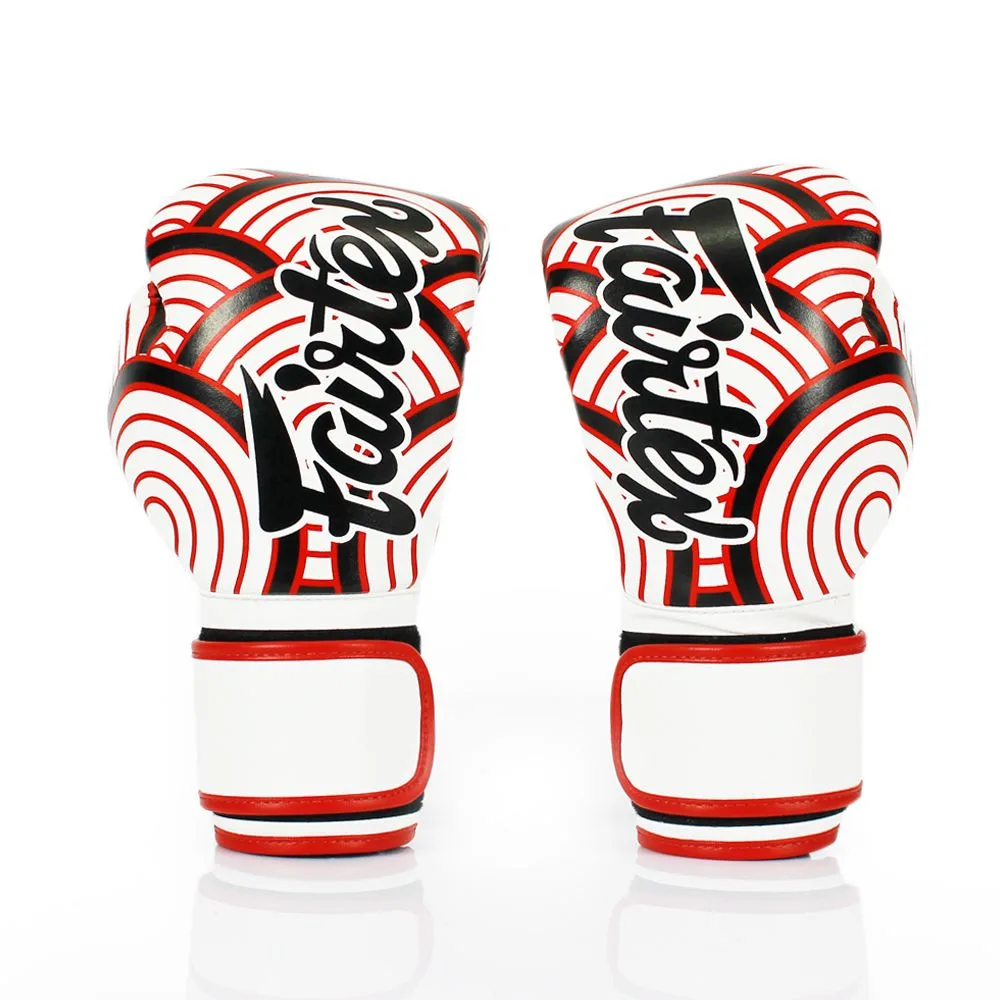 Страничен изглед на бяла боксова ръкавица Fairtex Red Wave BGV14WR, демонстриращ формата и подплатата на дланта.