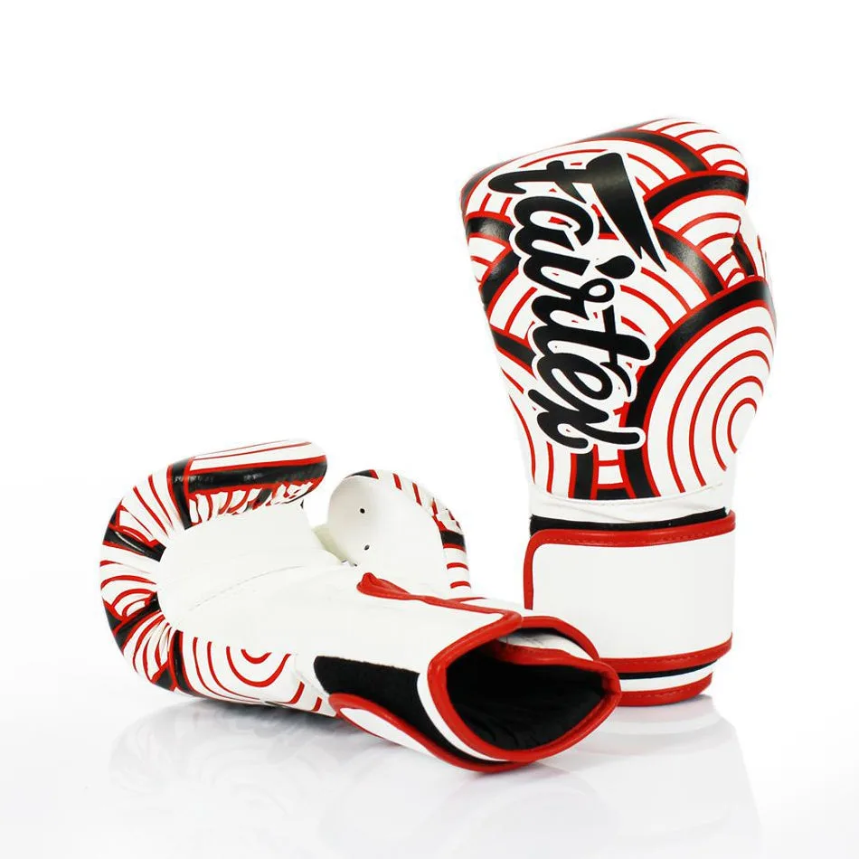 Две бели боксови ръкавици Fairtex Red Wave BGV14WR, разположени една до друга, показващи цялостния им вид и симетрия.